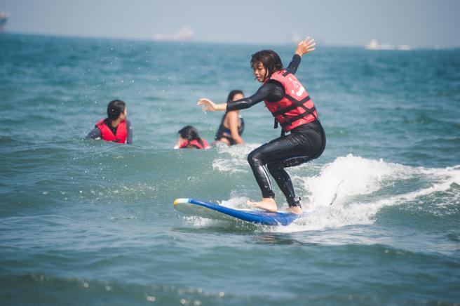 位于西子湾的国立中山大学西湾学院运动与健康教育中心首开「初级衝浪」课程(国立中山大学提供)
