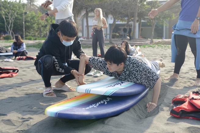 初级衝浪课程设立的初衷是让热爱海洋运动的学生，藉由实际练习，从最基础的部分入手，使其逐渐熟悉衝浪的过程。(国立中山大学提供)
