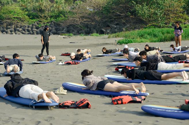 衝浪课程尤为注重水上安全，初期教导正确使用鱼雷浮标、趴板划水、起乘姿势、上岸召回信号以及危机处理等内容(国立中山大学提供)
