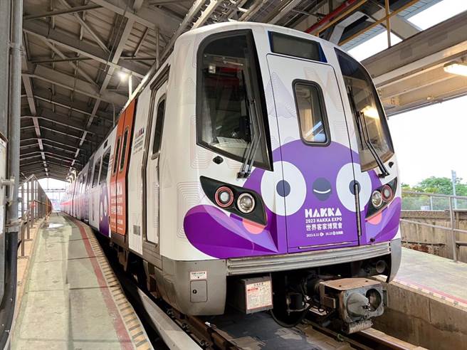 桃园大眾捷运公司抢先迎接2023世界客家博览会，推出具客家文化特色的彩绘列车。（桃捷提供／蔡明亘桃园传真）