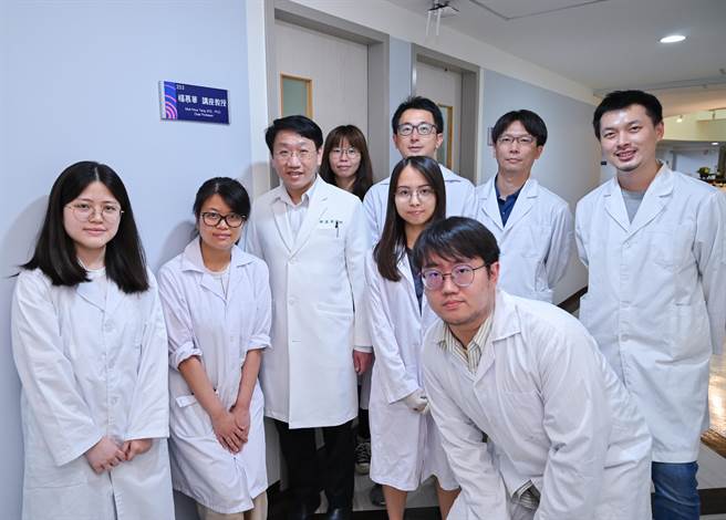 阳明交大临床医学研究所教授杨慕华(左起3)与研究团队学生合影。(阳明交大提供)