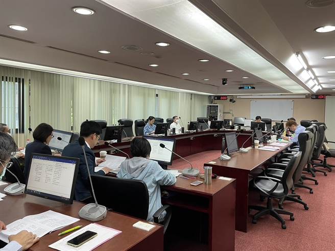 台北市法规会今审查通过「台北市儿童及少年寄养家庭管理自治条例」修正草案。（蔡佩珈摄）