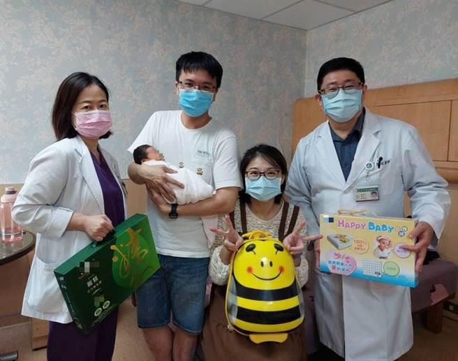 賴小姐順利產下健康寶寶，林敬旺副院長特送上禮物恭賀她。（大千醫院提供／李京昇苗栗傳真）