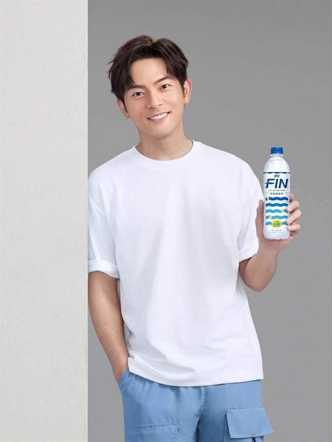 FIN今年邀请宥胜担任年度代言人，并于最新广告片中充分展现他身为「暖爸」的魅力。（黑松提供）