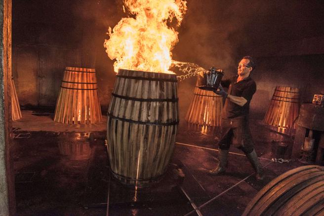麦卡伦的雪莉酒润桶过程，从橡木选材、塑形成桶、烈焰烘烤、风乾方式，到歷经18至24个月以Oloroso雪莉酒润桶，过程耗时近6年才能完成。（Macallan提供）
