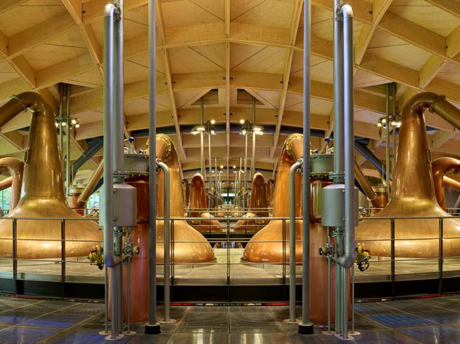 麦卡伦威士忌採用精致小巧的蒸馏器，独特的尺寸与形状让酒液可接触最大面积的铜壁，帮助新酒集中风味。（Macallan提供）