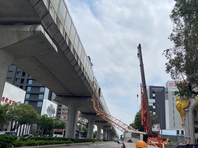 高楼吊臂从天而降，贯穿车站及车厢8人送医。(警方提供/戴志扬翻摄)