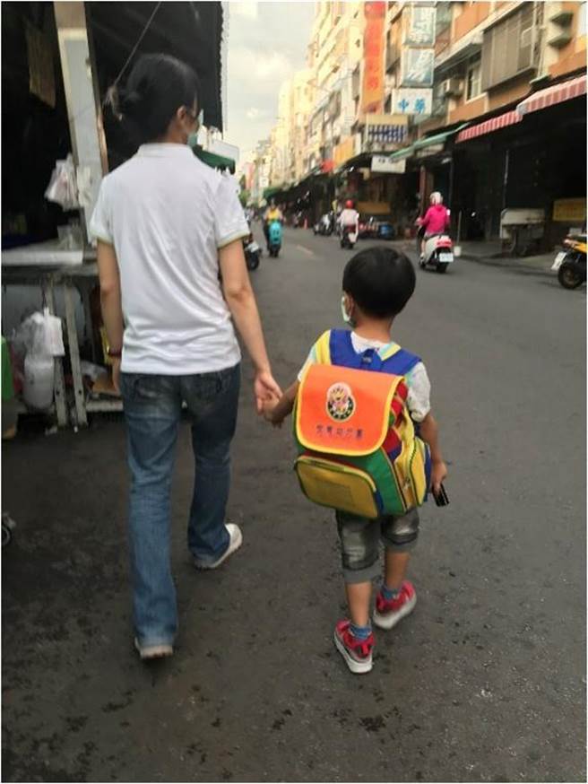 寄養媽媽謝雯如全心全意陪伴寄養兒童，手牽手上下學。（台灣世界展望會提供／林雅惠高雄傳真）