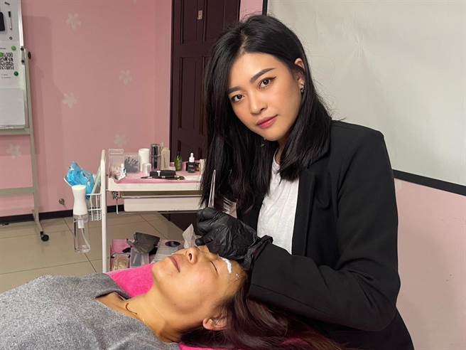 原民妇女黄淑珊透过职训，成功转职美容师。（蔡明亘摄）