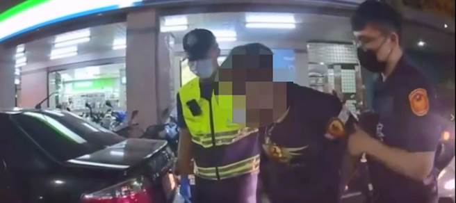 新北市三重区今(10)日凌晨发生街头斗殴事件，一名女子的现任男友以及前夫在重阳路二段附近巧遇后扭打成一团。(黄敬文摄)