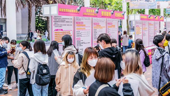 明新科大企业订单式教学嘉年华活动，邀集45家企业与科系向学生介绍合作的订单式教学特色。（罗浚滨摄）