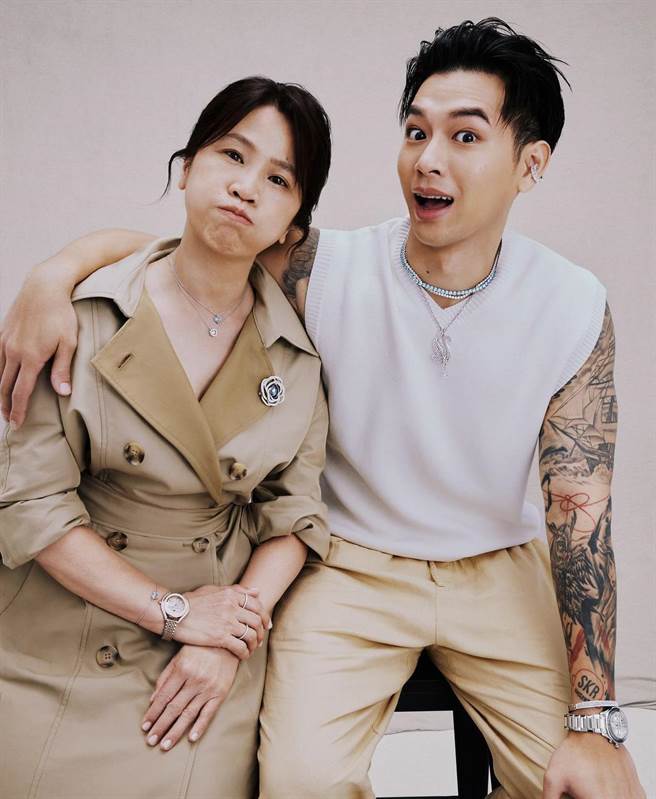 高尔宣母子首次合拍广告，成为他送给妈妈最棒的母亲节礼物。（施华洛世奇提供）