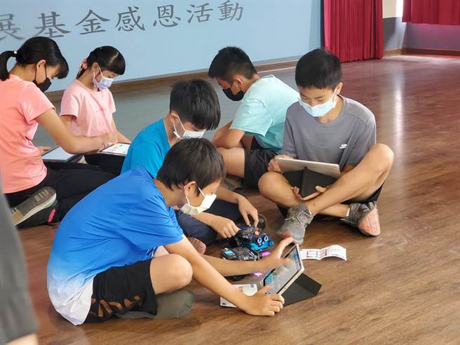 斗六市石榴国小今（10日）举行善心人士捐赠典礼，五年级小朋友当场运用AI课程所学，示范写程式使机器人照指令走。（周丽兰摄）