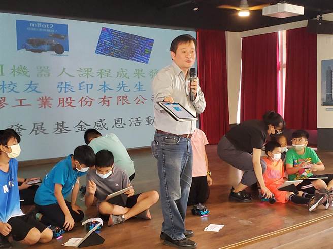 石榴国小五、六年级生这学期开始上「AI专题式课程」，目前已上完8堂课，已经能写简单程式操作机器人。（周丽兰摄）