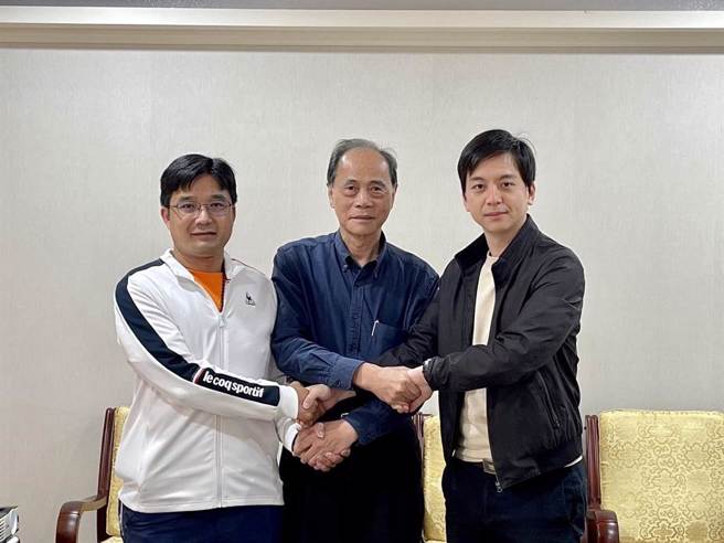 陈文吉展现民主风度，向赢得初选的牛煦庭表达祝贺之意，与主委黄敏恭3人紧握双手，象徵团结胜选。(党部提供／蔡依珍桃园传真)