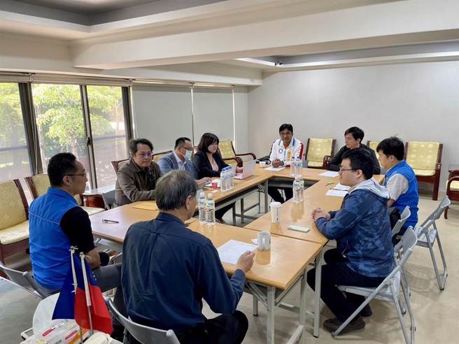 桃园市党部10日上午10点召开民调公布会，由主委黄敏恭主持，桃园市第一选区党内初选参选人牛煦庭及陈文吉皆到场。(党部提供／蔡依珍桃园传真)