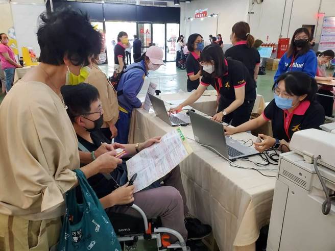 身心障碍者在活动现场寻找职场新契机。(中彰投分署提供)
