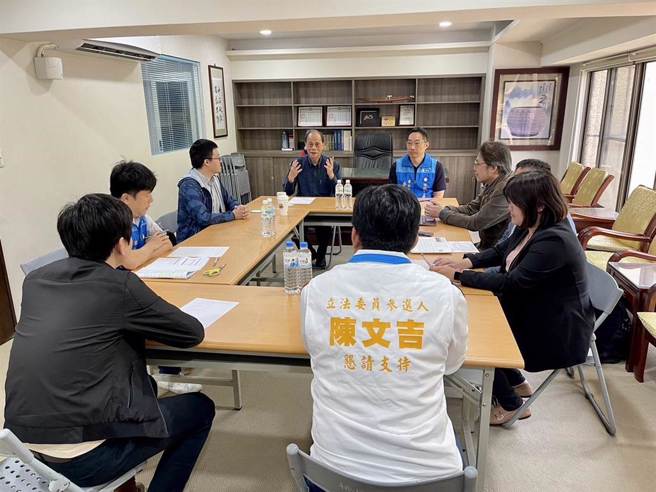 桃园市党部10日上午10点召开民调公布会，由主委黄敏恭主持，桃园市第一选区党内初选参选人牛煦庭及陈文吉皆到场。(党部提供／蔡依珍桃园传真)
