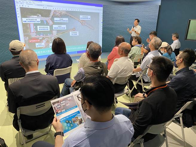 现场由业管单位以简报进行业务报告，并介绍馆内设施与未来规画。(于家麒摄)