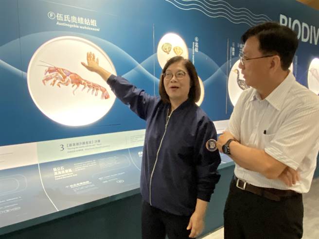 海洋委员会主委管碧玲(左)一一参观金门海岛学校馆内设施并提供改善意见。(于家麒摄)