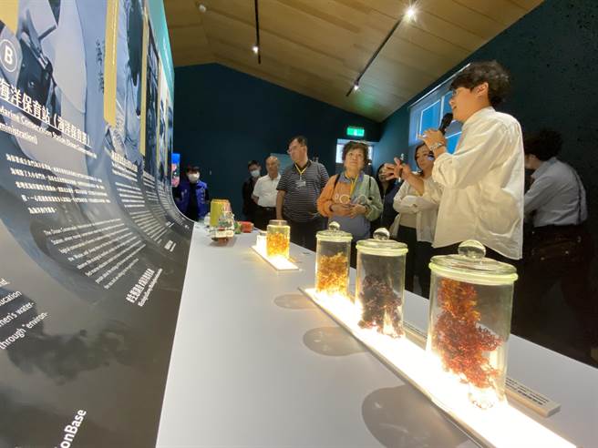 现场也安排解说员向考察团针对馆内陈设做详尽之介绍。(于家麒摄)