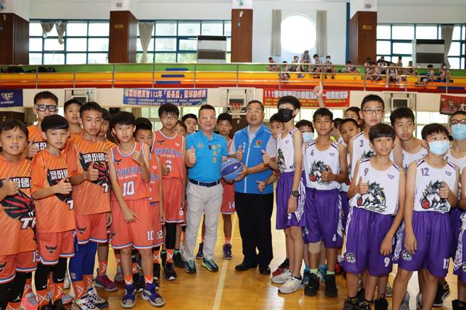 苗栗县政府秘书长陈斌山以及担任苗栗县体育会篮球委员会主委的议员余文忠，今天共同为县长杯篮球锦标赛开赛。（苗栗县政府提供／李京升苗栗传真）