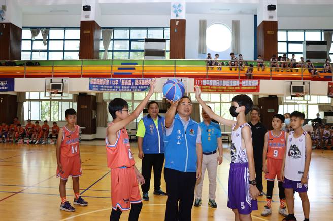 苗栗县政府秘书长陈斌山10日为今年度篮球锦标赛开球。（苗栗县政府提供／李京升苗栗传真）