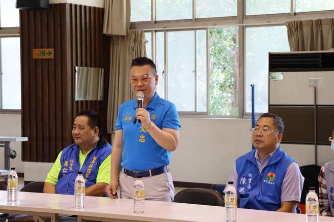 苗栗县议员余文忠为选手们加油打气。（苗栗县政府提供／李京升苗栗传真）