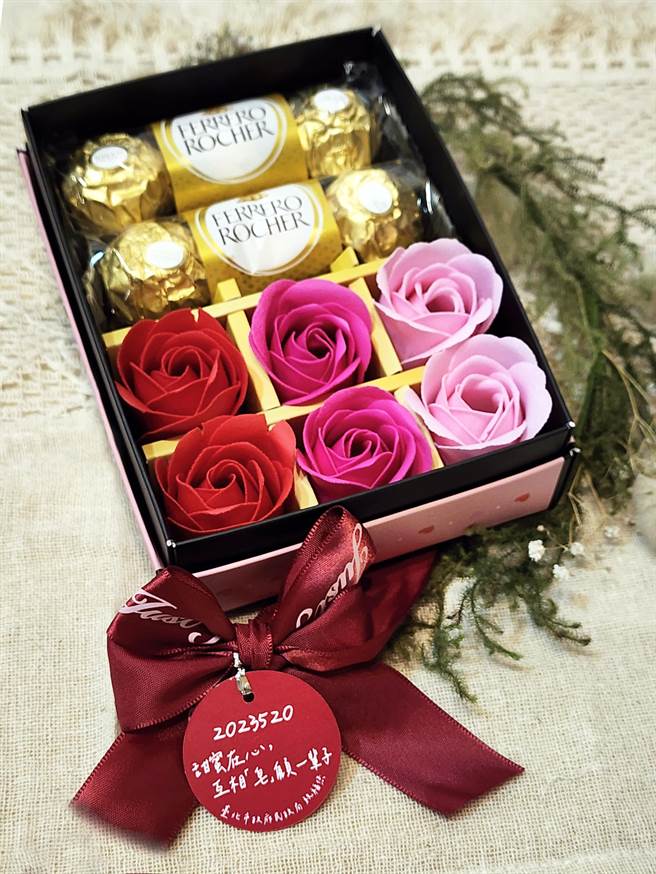 北市政府民政局今年规画「甜蜜在心，互相『皂』顾一辈子」活动，凡是指定5月20日为结婚登记生效日，即赠送精美礼盒1组，限量520组送完为止。（台北市民政局提供／陈薏云台北传真）