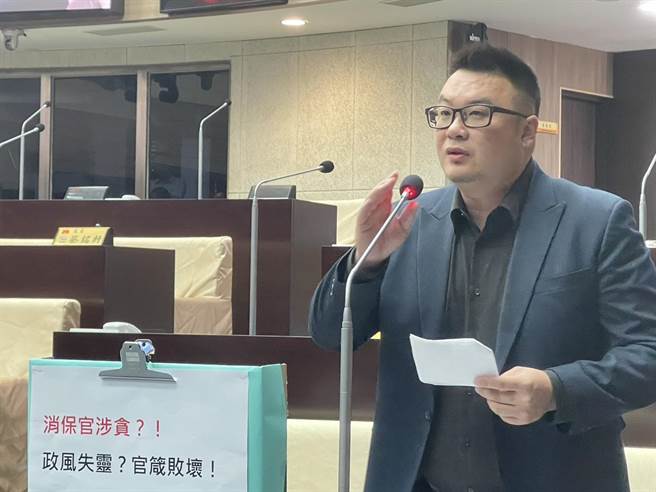 民眾党南投县议员简千翔送给政风处8字「政风失灵，官箴败坏」，盼新任处长林振和能率领官员善尽职责。（杨静茹摄）