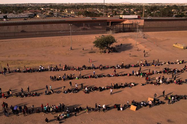目前已有数以千计的民眾进入美国，他们是从这个全球最富裕国家与贫穷邻国间的缝隙溜入，庇护申请案预料将大幅攀升。（图/ 路透社）