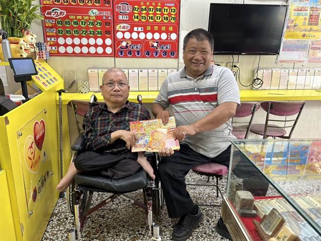 「云林县復健青年协进会」总干事林金顺（右）拿出240万帮障友缴彩券经销商报名保证金，争取就业机会。（张朝欣摄）