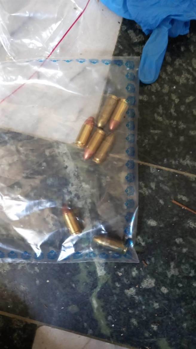 搜到1把改造手枪。（翻摄画面）