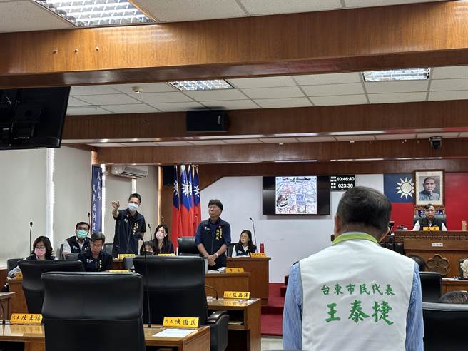 台东市民代表王泰捷今天在市代会关心台东涌泉公园情形。（蔡旻妤摄）