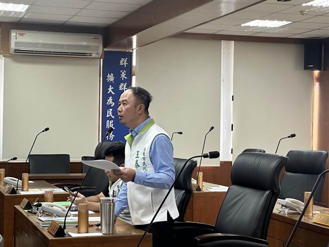 台东市民代表王泰捷今天在市代会关心台东涌泉公园情形。（蔡旻妤摄）