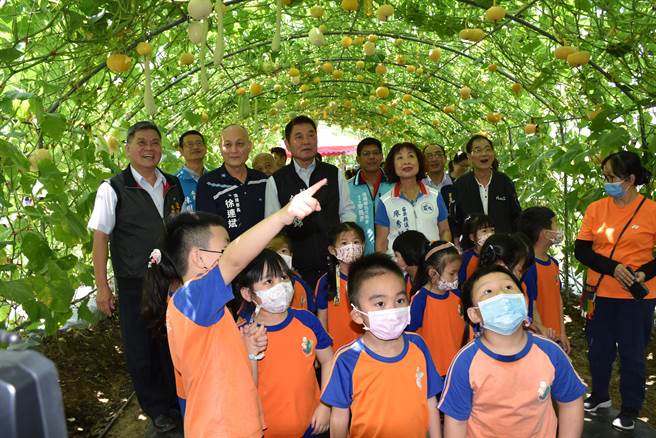 苗栗县造桥乡南瓜季开锣了，苗栗县长锺东锦欢迎大家来造桥赏南瓜吃南瓜。（谢明俊摄）