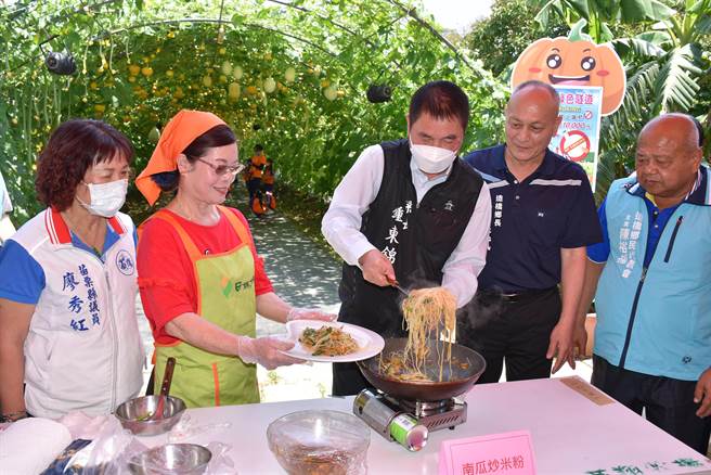 苗栗县造桥乡南瓜季开锣了，苗栗县长锺东锦现场示范炒南瓜米粉。（谢明俊摄）