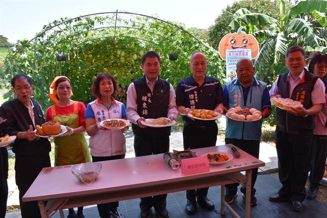 苗栗县造桥乡南瓜季开锣了，苗栗县长锺东锦等展示各种南瓜料理。（谢明俊摄）
