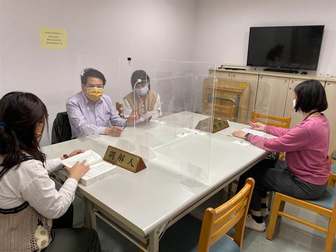 新北劳工局2013年起即推出「义务律师陪同调解」服务，律师陪同出席调解会议。（劳工局提供）