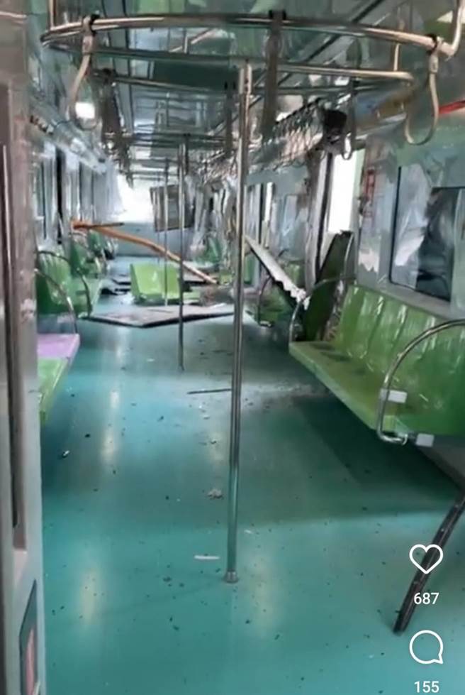 女網友開直播告訴大家捷運車廂內的慘狀。（民眾提供）