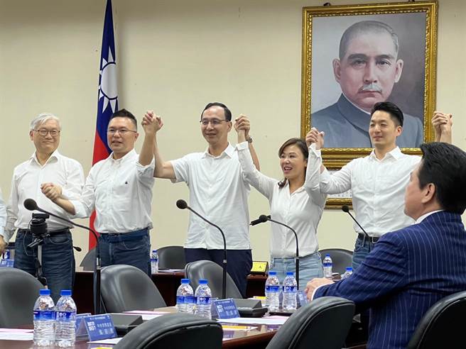 今是新内阁就职百日，国民党主席朱立伦今于中常会中表示，由行政院长陈建仁带领的新内阁几乎是换汤不换药，是无情又无能。（李奇叡摄）