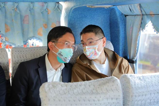 ▲谢国梁（右）与交通处长王圳宏（左）搭乘客运实际搭乘9026C客运，并交流意见。（基隆市政府提供／徐佑升基隆传真）