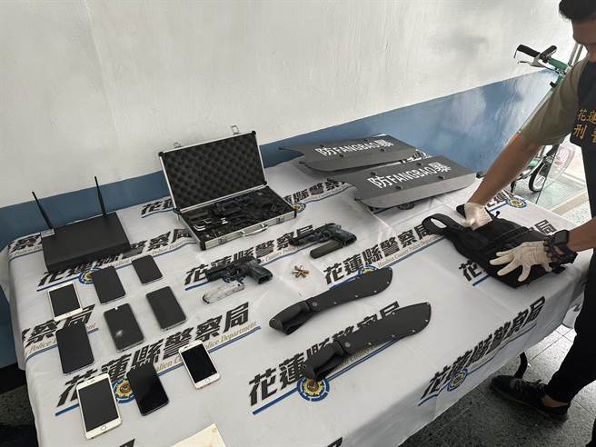 花莲警方本月3日破获以27岁孙姓男子为首的暴力犯罪集团，搜索4处查扣3把模拟枪、刀械及改造工具等犯案工具，全案依法移送花莲地检署侦办，讯后孙嫌声押获准、邱续押，李2万交保限制住居。（罗亦晽摄）