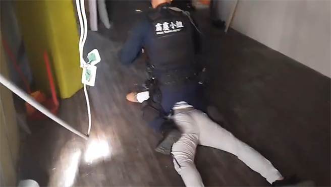 花莲警方本月3日破获以27岁孙姓男子为首的暴力犯罪集团，搜索4处查扣3把模拟枪、刀械及改造工具等犯案工具，全案依法移送花莲地检署侦办，讯后孙嫌声押获准、邱续押，李2万交保限制住居。（花莲县警局提供／罗亦晽花莲传真）