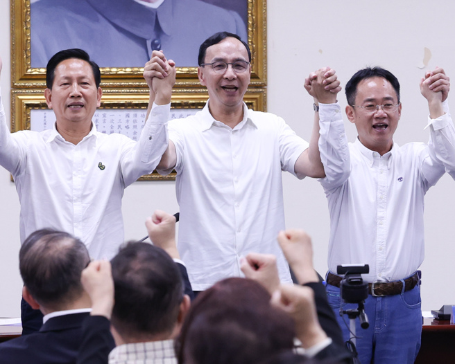 国民党主席朱立伦今于中常会中表示，由行政院长陈建仁带领的新内阁几乎是换汤不换药，但陈却说新内阁是一个温暖坚韧的内阁。他痛批，这一百天来，陈建仁内阁不但没有温暖，却是非常的无情，不但没有坚韧，却是软弱无能，根本是无情又无能的内阁。（陈俊吉摄）