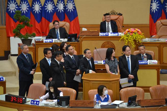 新北市议员顏蔚慈今质询直言，行政院明定禁止用抖音，市府却花公帑教抖音，质疑是将中央规定抛在脑后。对此，青年局长邱兆梅表示，这是业师教导社群引流的课程。（蔡雯如摄）