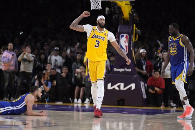 湖人安东尼戴维斯(中)庆祝在读秒阶段取得球权。（美联社）