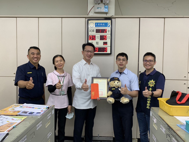 永康邮局叶姓行员在全民反诈启动日当天即协助警方成功拦阻新臺币160万元鉅款，为永康分局打下一张阻诈漂亮成绩单。(戴志扬翻摄)