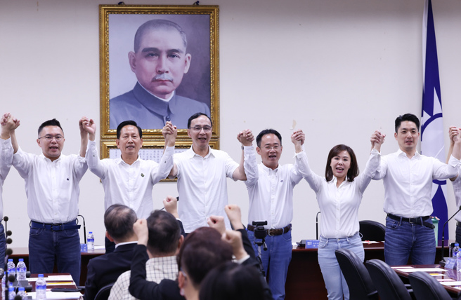 2024大选如火如荼，国民党10日举行中常会由主席朱立伦（左三）与台北市长将万安（右一）宣布通过提名3人参选2024立委，包括由新北市长侯友宜日前协调出线的台北市第4选区李彦秀（右二）、以及台北市第1选区张斯纲（左一）、及彰化县第1选区阮厚爵（右三）、彰化县第1选区郑俊雄（左二）。（陈俊吉摄）