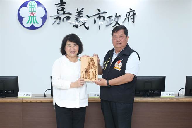 嘉义市长黄敏惠与白沙屯拱天宫主任委员洪文华互赠纪念品。（嘉义市政府提供∕吕妍庭嘉义传真）